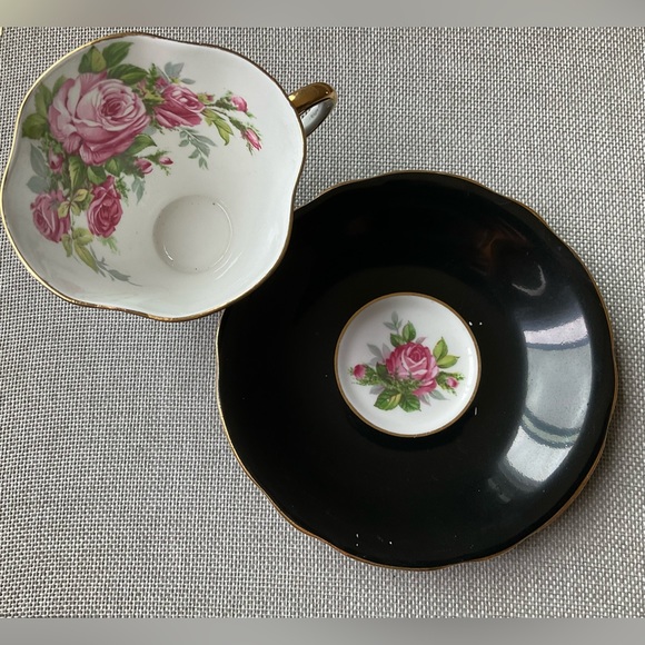 CLARENCE MADE IN ENGLAND BONE CHINA TEA CUP AND SAUCER 🌹 - Picture 3 of 5